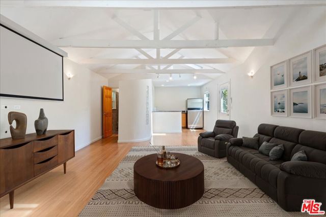 4385 Camellia Avenue, Studio City CA: https://media.crmls.org/mediaz/72459d9d-35ab-4516-a094-387e54376c88.jpg