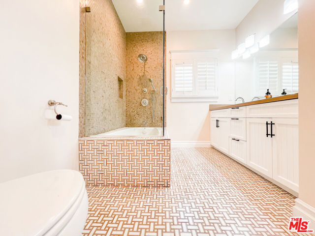 22224 Cass Avenue, Woodland Hills CA: https://media.crmls.org/mediaz/7245c7aa-a8c7-481b-bcfe-ee062d9ea1c2.jpg