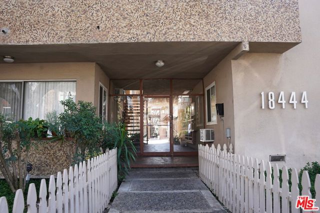 18444 Collins Street, Tarzana CA: https://media.crmls.org/mediaz/72461980-6c9d-41ac-baec-5af15a4a2f24.jpg
