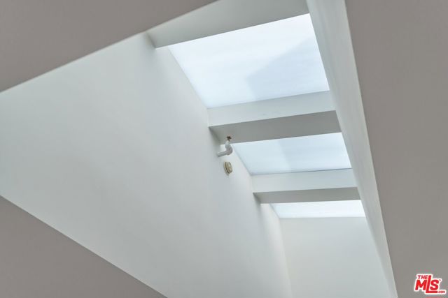 5806 Waring Avenue, Los Angeles CA: https://media.crmls.org/mediaz/7246556d-4f5c-4b93-8430-219c49f96c4b.jpg