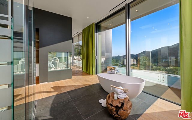 2341 Gloaming Way, Beverly Hills CA: https://media.crmls.org/mediaz/72471218-1f77-4224-bd5c-a416cdc84e7e.jpg