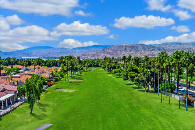 285 Kavenish Drive, Rancho Mirage CA: https://media.crmls.org/mediaz/72481a9c-4c22-46ed-b4b3-f6e8be458f20.jpg