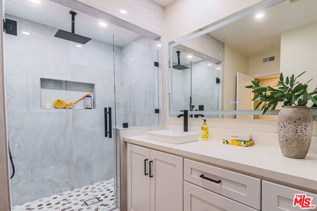 133 S Oakhurst Drive, Beverly Hills CA: https://media.crmls.org/mediaz/72481c60-8ada-4f5f-98d1-c380fd54b6b2.jpg