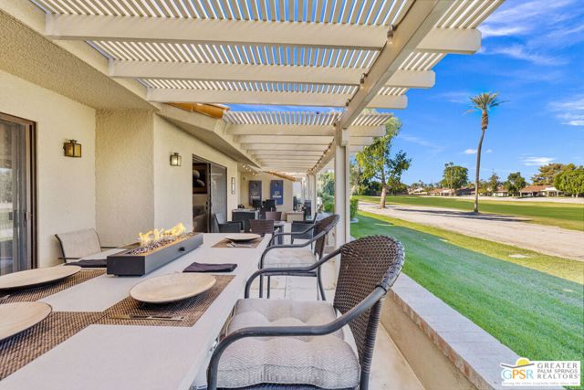 40165 Baltusrol Circle, Palm Desert CA: https://media.crmls.org/mediaz/7248625e-319e-48f1-8438-6967587a282e.jpg