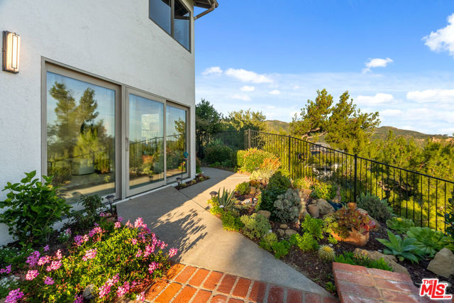 23255 W Paloma Blanca Drive, Malibu CA: https://media.crmls.org/mediaz/72490b94-c6e3-4974-9a03-e68d24eaf37f.jpg