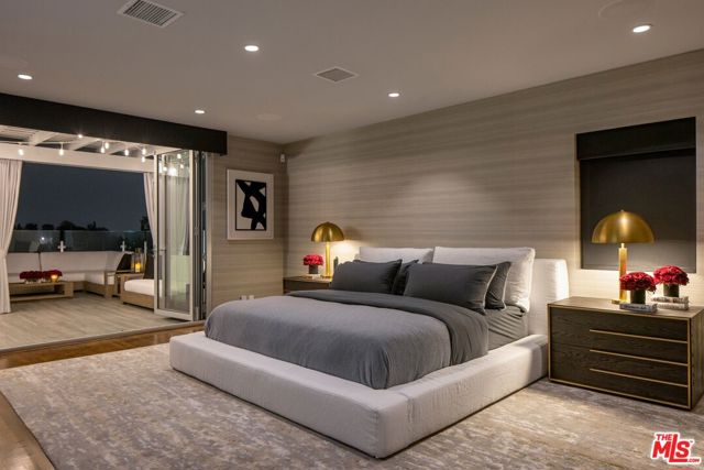 9318 Warbler Way, Los Angeles CA: https://media.crmls.org/mediaz/724a33a1-2509-4beb-92e7-1721723ee821.jpg