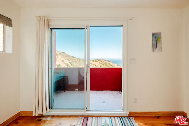 3029 Sequit Drive, Malibu CA: https://media.crmls.org/mediaz/724a6017-5844-4574-8102-b49902697e6f.jpg