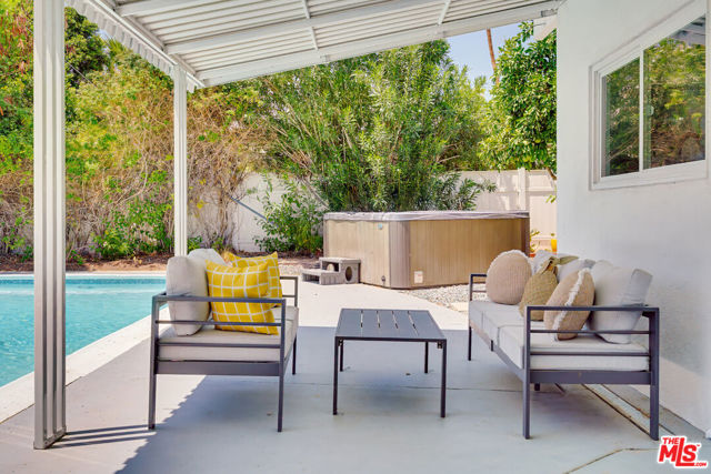 547 N Farrell Drive, Palm Springs CA: https://media.crmls.org/mediaz/724a6050-06f7-4cdd-87ab-5a63ea8fe064.jpg