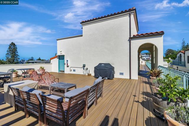4395 Piedmont Ave, Oakland CA: https://media.crmls.org/mediaz/724a8f25-94f3-48b2-b96c-bae7c4cd16af.jpg