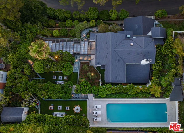 365 Norcroft Avenue, Los Angeles CA: https://media.crmls.org/mediaz/724ad2ce-3126-4bd6-a8b1-4ac654e3096d.jpg