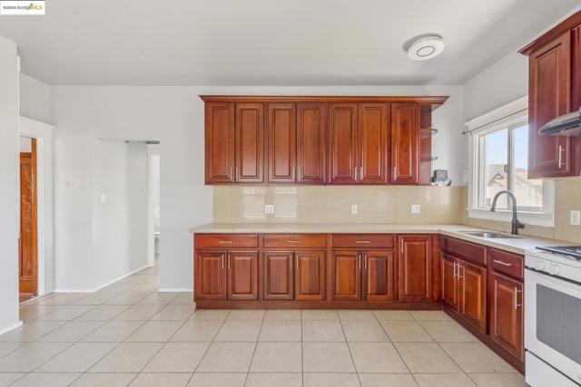 1810 Adeline St, Oakland CA: https://media.crmls.org/mediaz/724b5932-6374-42ff-82fe-4929fc12b6d3.jpg