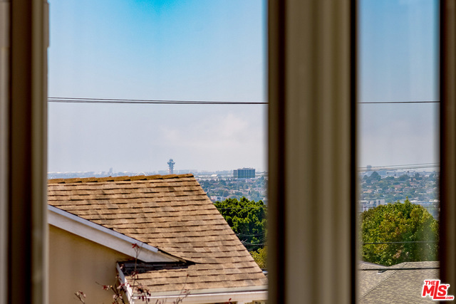 5412 S HOLT Avenue, Los Angeles CA: https://media.crmls.org/mediaz/724bfab7-cf34-4a3e-a8fb-375c376e09e8.jpg