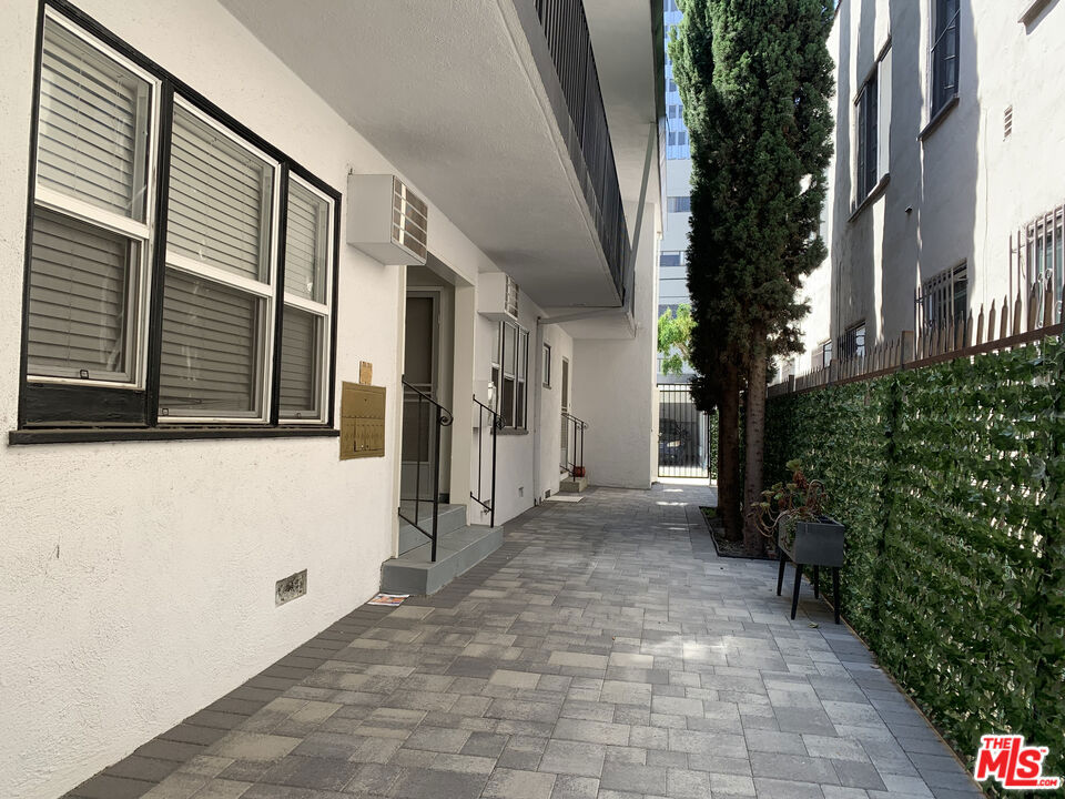 https://media.crmls.org/mediaz/724c382f-424f-4935-8533-3634a6638c97.jpg?preset=X-Large