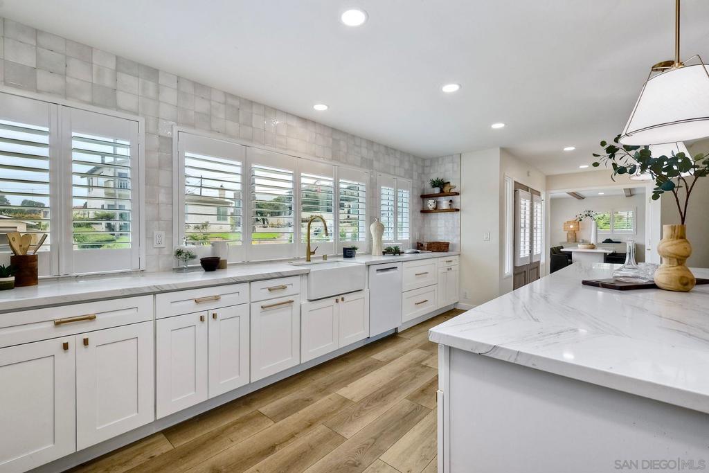 3380 Trumbull St - photo 5