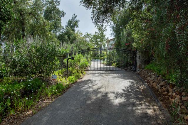 28628 Mountain Meadow Rd, Escondido CA: https://media.crmls.org/mediaz/724c6c7c-0465-4cc5-b4a4-0cdc69209460.jpg