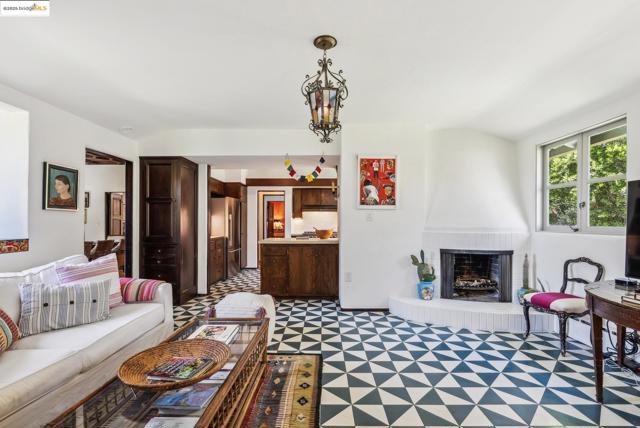 6801 Estates Dr, Oakland CA: https://media.crmls.org/mediaz/724cacbe-f592-4ed8-9455-706387b56891.jpg