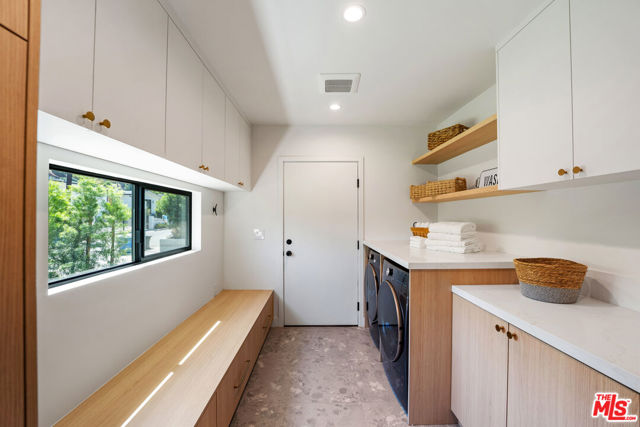 20215 Lorenzana Drive, Woodland Hills CA: https://media.crmls.org/mediaz/724e4f2d-37b3-4281-9c43-e663bb59741a.jpg