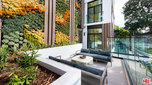 425 N Palm Drive, Beverly Hills CA: https://media.crmls.org/mediaz/724e669f-2536-49e8-8585-1c833a4a3ce1.jpg