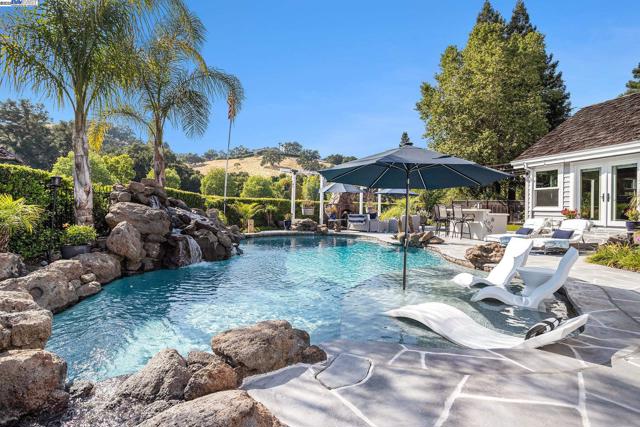 91 RED CYPRESS CT, Danville CA: https://media.crmls.org/mediaz/724f7f7e-b82d-4504-b827-0b887631d0ba.jpg