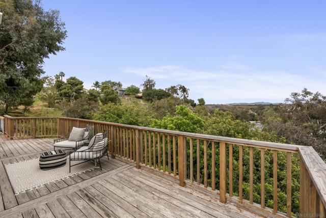 310 Bluff Wy, Oceanside CA: https://media.crmls.org/mediaz/724fb321-006e-4401-89a6-eb70056d3fdd.jpg