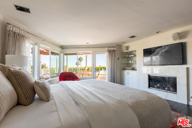 2224 Hercules Drive, Los Angeles CA: https://media.crmls.org/mediaz/724ff851-ffbe-4d23-ab5f-b4c2365961e5.jpg