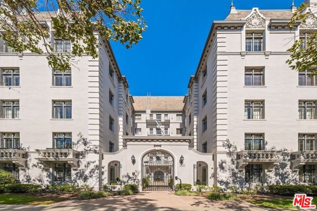 308 N Sycamore Avenue, Los Angeles CA: https://media.crmls.org/mediaz/725050d9-018a-44c0-b57b-412939d1c776.jpg
