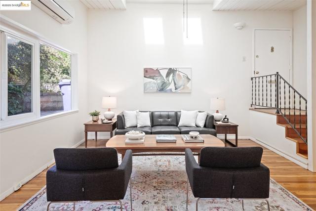 2871 Stephen Dr, Richmond CA: https://media.crmls.org/mediaz/7250838f-8ab9-43a4-9846-cab44747610c.jpg