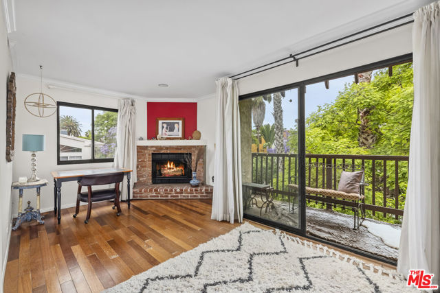 2412 Ocean Avenue, Venice CA: https://media.crmls.org/mediaz/7250ae9a-8b76-4060-8d28-5af6dbeaddbd.jpg