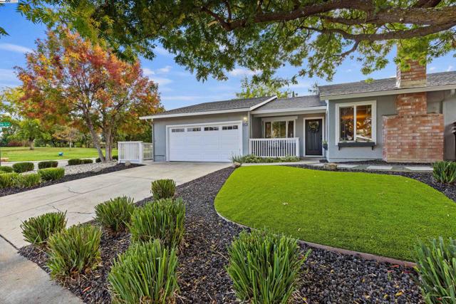 5285 Felicia Ave, Livermore CA: https://media.crmls.org/mediaz/725133ab-940f-4345-ac4a-2be4e0f7a0c5.jpg