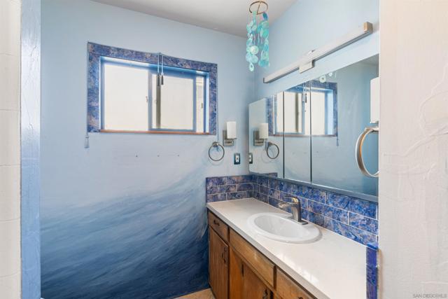 719 Marsolan Ave, Solana Beach CA: https://media.crmls.org/mediaz/7251d4e8-dadb-45fc-ae56-c7049929a817.jpg