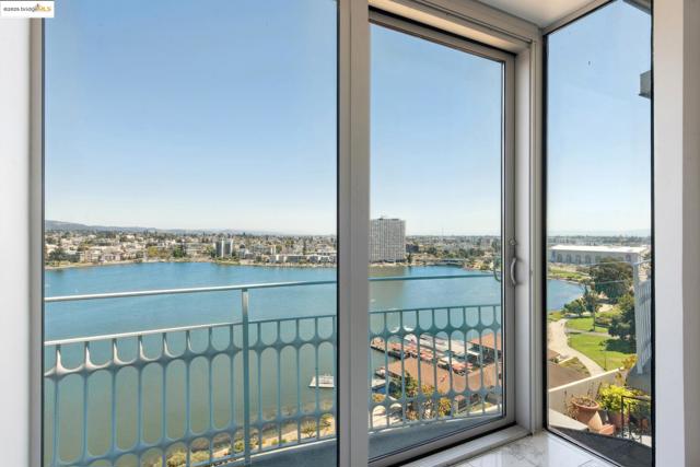 1555 Lakeside Dr, Oakland CA: https://media.crmls.org/mediaz/7252de5e-f5df-4543-a6f5-513c7897c512.jpg