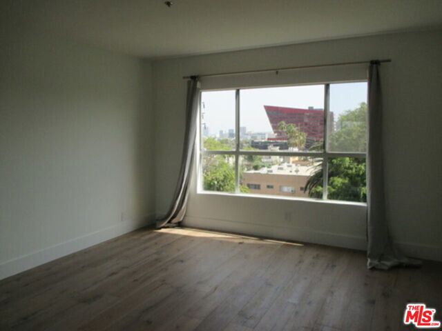 939 Palm Avenue, West Hollywood CA: https://media.crmls.org/mediaz/7253991b-4c6e-4323-a800-c953ff052190.jpg