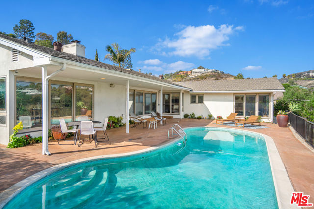 968 Kenfield Avenue, Los Angeles CA: https://media.crmls.org/mediaz/7253dfd4-493b-4253-b007-2d269e9b9f4c.jpg