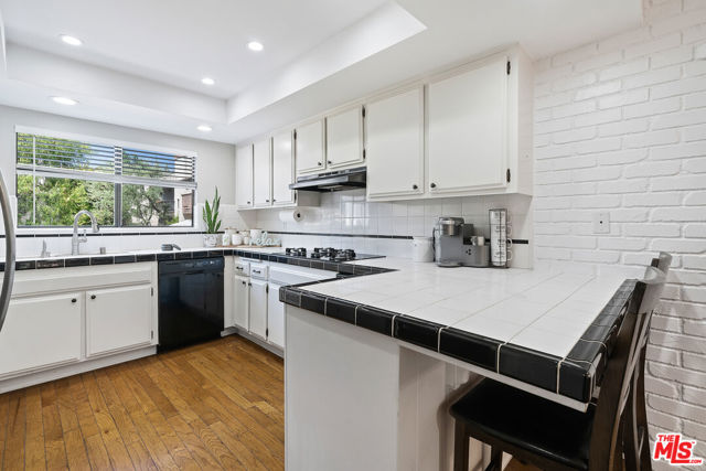 5757 Owensmouth Avenue, Woodland Hills CA: https://media.crmls.org/mediaz/72544dac-e350-4231-a937-7982d6036ad2.jpg