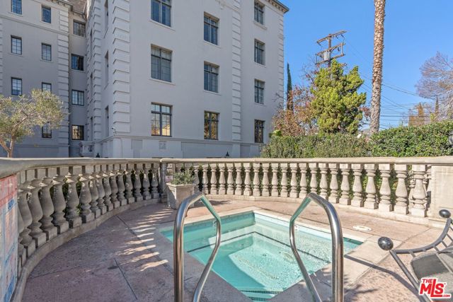 308 N Sycamore Avenue, Los Angeles CA: https://media.crmls.org/mediaz/72545b85-1402-4b79-a6d4-e9c45bd5ac72.jpg
