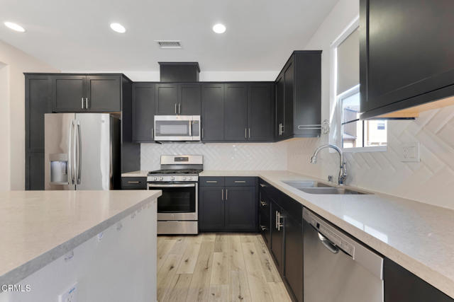 Detail Gallery Image 8 of 34 For 260 Townsite Promenade, Camarillo,  CA 93010 - 3 Beds | 2/1 Baths