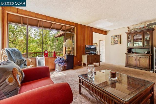 19 Via Floreado, Orinda CA: https://media.crmls.org/mediaz/7254ff7f-2782-43f4-8475-8a41cdc9bf77.jpg