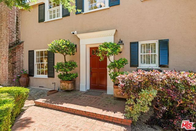 1376 San Ysidro Drive, Beverly Hills CA: https://media.crmls.org/mediaz/72551dad-c593-46de-ba73-ad8150a9fa2f.jpg
