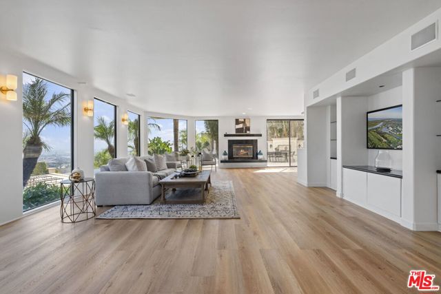 Livingroom with captivating fl