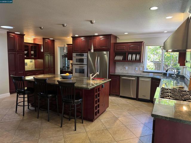 898 Luxury Dr, Concord CA: https://media.crmls.org/mediaz/7255b410-329f-4887-8652-5485f6a1c46c.jpg
