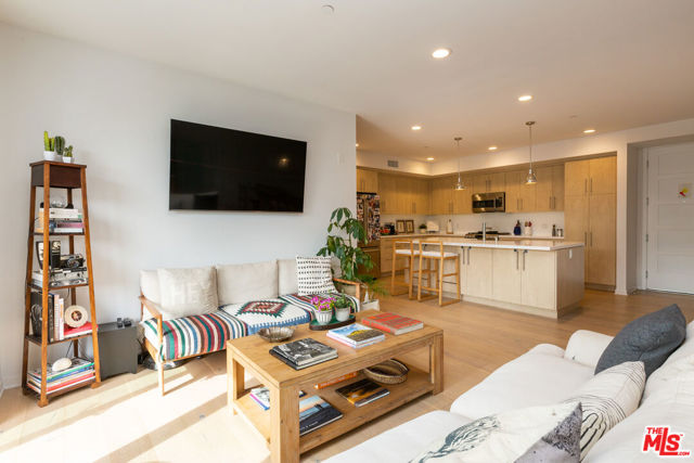 4240 Laurel Canyon Boulevard, Studio City CA: https://media.crmls.org/mediaz/7255d327-fb9c-4722-97ec-58a9c7fd05d6.jpg