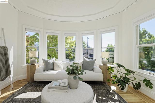 3945 Randolph Ave, Oakland CA: https://media.crmls.org/mediaz/7255ddff-3fdd-4c76-b65d-40fd9b3a7de3.jpg