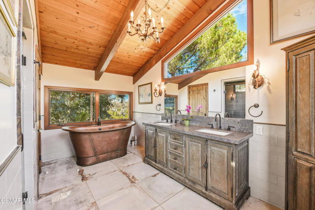 356 E Carlisle Road, Thousand Oaks CA: https://media.crmls.org/mediaz/72560fb7-7f84-4e53-99b5-9430db094825.jpg