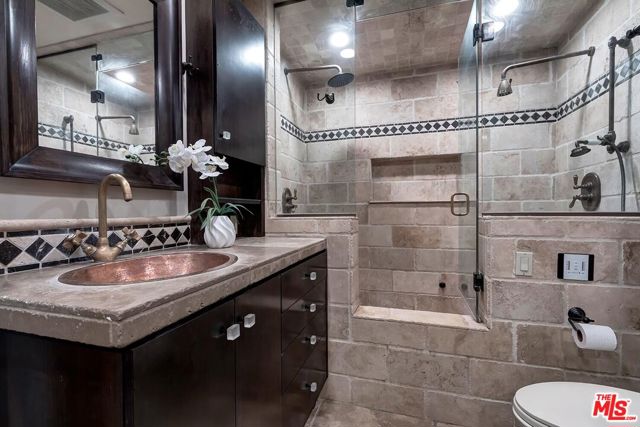 3201 Maplewood Avenue, Los Angeles CA: https://media.crmls.org/mediaz/72562e21-92de-4490-81e2-618b6459d2a3.jpg