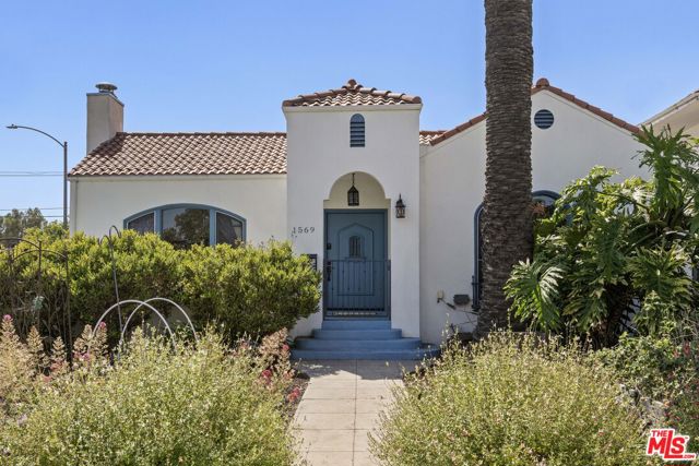 1569 S Orange Grove Avenue, Los Angeles CA: https://media.crmls.org/mediaz/72565c90-6d5d-4323-9c04-88aa57a8a255.jpg