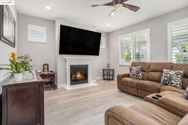 525 Stone Mountain Dr, Oakley CA: https://media.crmls.org/mediaz/7256b063-ed2f-4266-b1e6-4aa786201d63.jpg