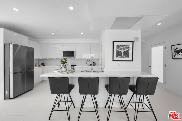 621 N Kings Road, West Hollywood CA: https://media.crmls.org/mediaz/7257aba7-0461-4169-b311-8ec9ac34daf4.jpg