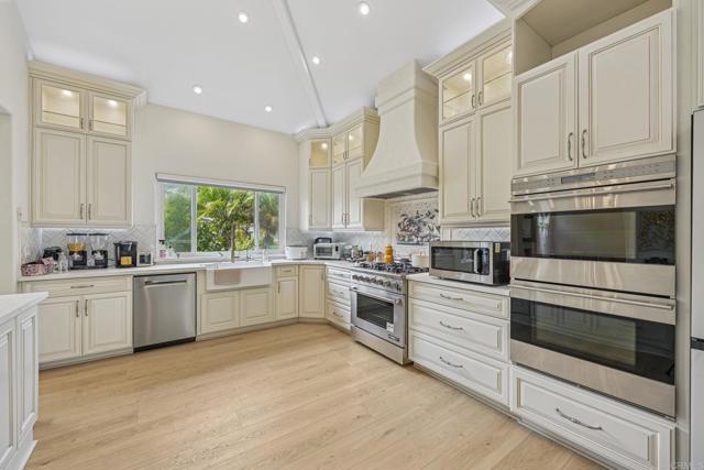1176 LA SOMBRA Drive, San Marcos CA: https://media.crmls.org/mediaz/7258331e-18bb-42b3-aee2-16cfda0b8b0c.jpg