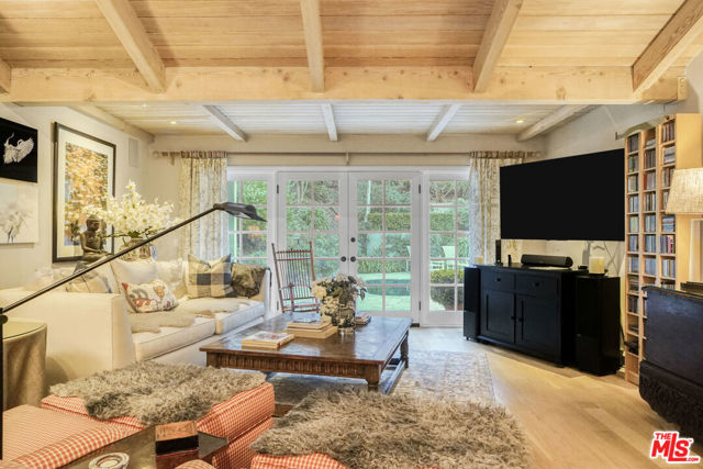 9420 Eden Drive, Beverly Hills CA: https://media.crmls.org/mediaz/725907b4-30fe-4a75-bb96-f8d87bec599d.jpg