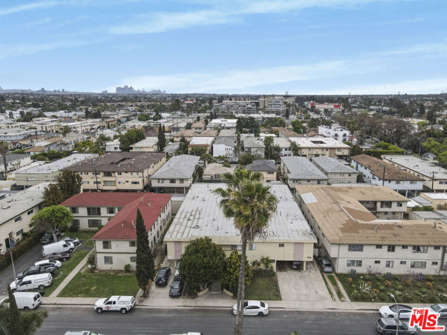 2038 S Holt Avenue, Los Angeles CA: https://media.crmls.org/mediaz/72594f63-d5ec-4224-b1ad-699471770327.jpg